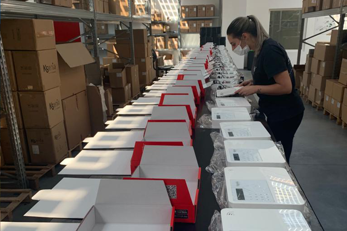 la centrale lares 4.0 in produzione, il suo iconico box plastico e, gli imballi di colore rosso che da sempre identifica le soluzioni Wireless di Ksenia Security.