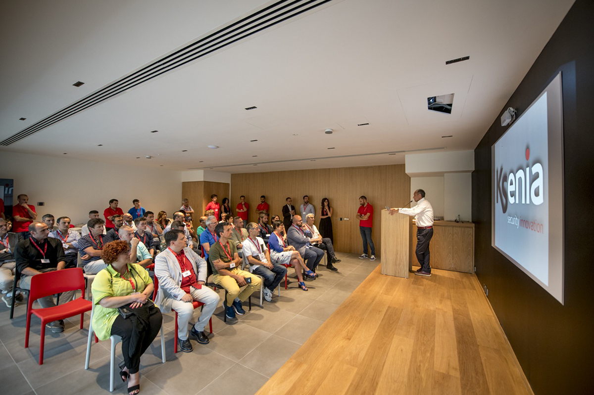 La sala corsi interna alla nostra sede permette di seguire corsi di formazione sia in presenza che da remoto. Il sistema multimediale presente all'interno della sala da la possibilità a chi segue da remoto di intervenire ed interagire con chi è in presente sala.
