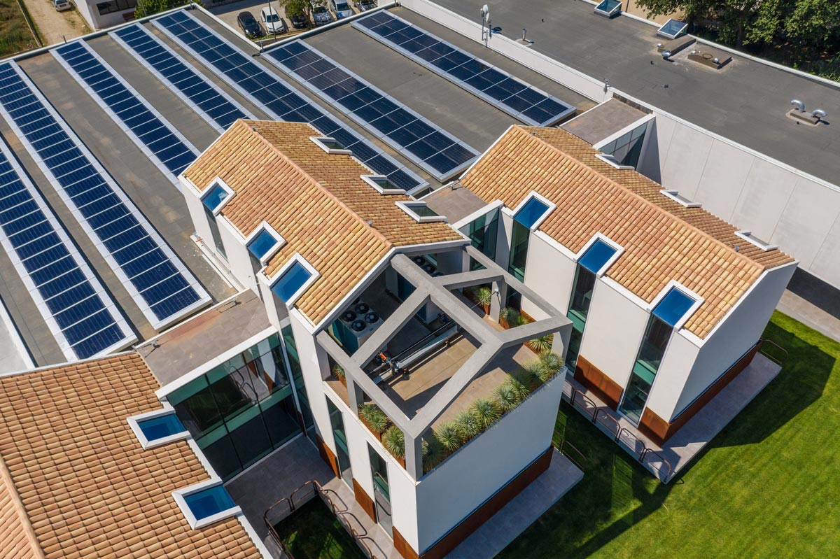 la sede Ksenia Security. il suo impianto fotovoltaico è studiato per rendere la struttura quasi totalmente energy free 
