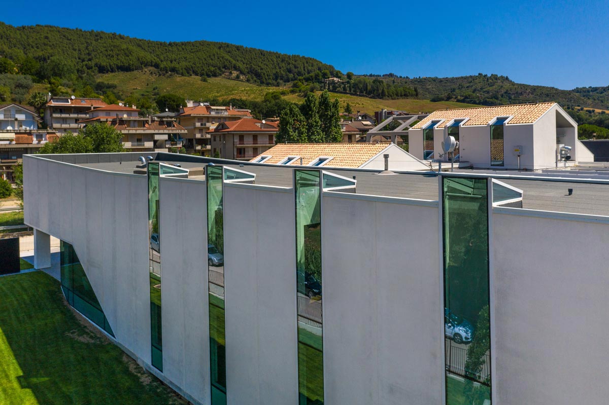 l'utilizzo di enormi zone a vetro aiutano a risparmiare energia durante le ore diurne e utilizzare l'energia elettrica solo dove strettamente necessaria.