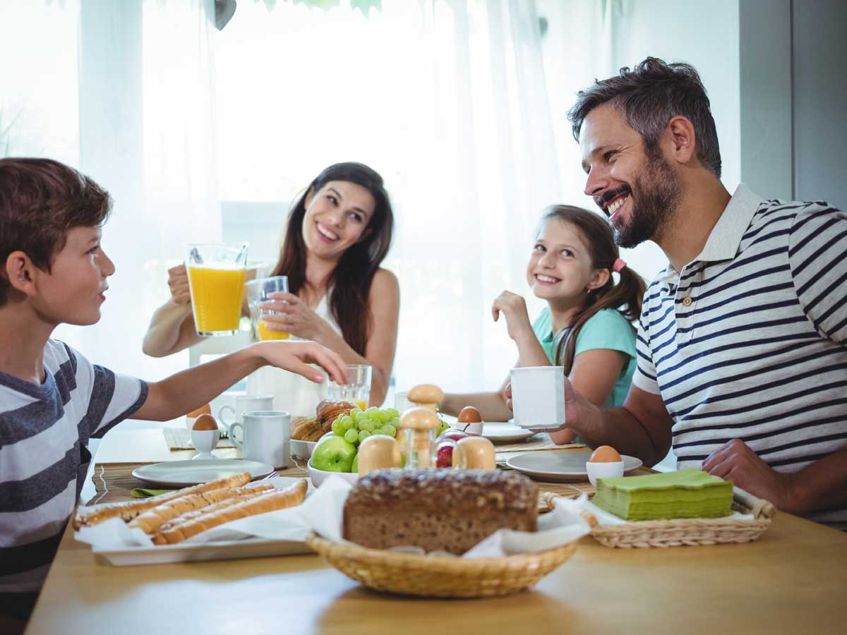 scenario buongiorno, con un solo gesto, tramite l'APP lares 4.0 puoi: disinserire l'allarme, spegnere tutte le luci, alzare le tapparelle e, se la tua caffettiera lo permette anche preparare il cff